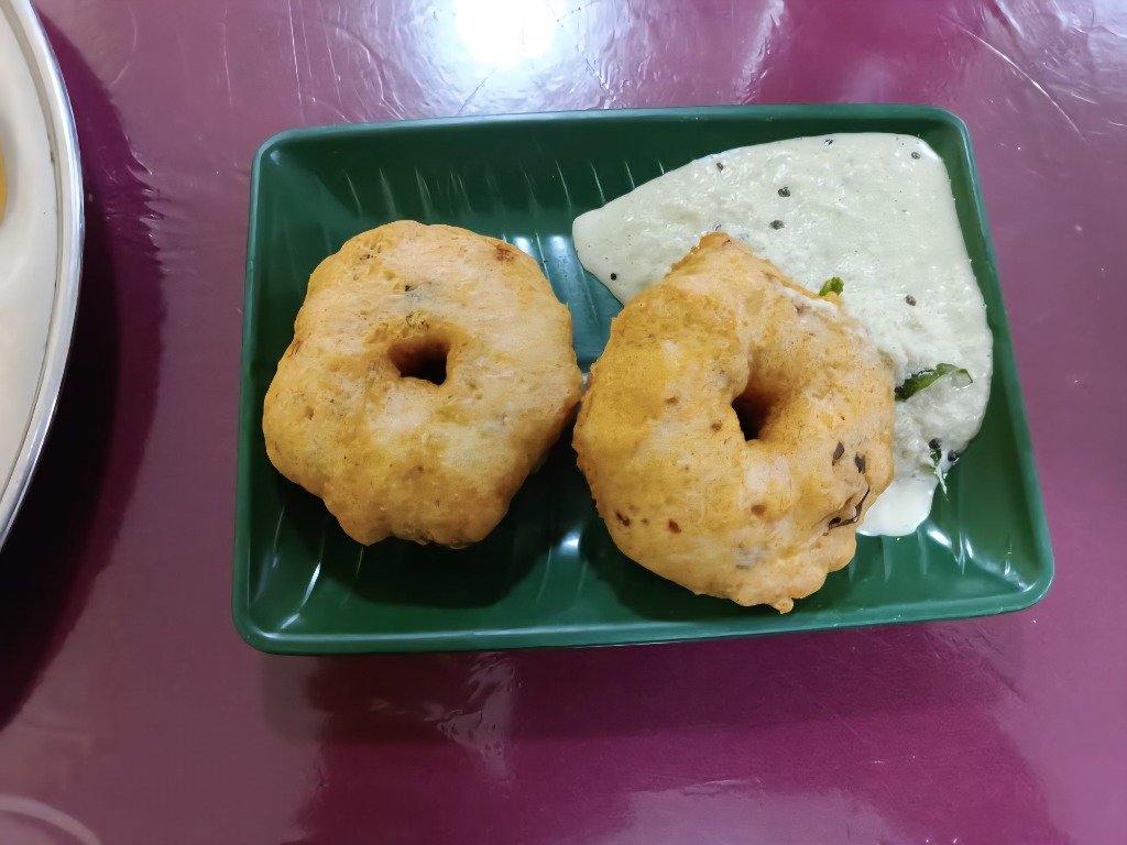 Crispy Medu Vadai with Coconut Chutney